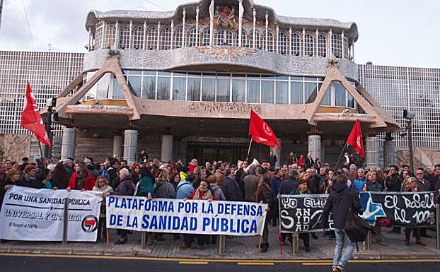Protesta frente a la Asamblea Regional por la privatización del hospital Rosell.