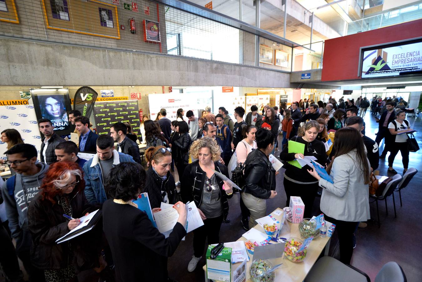 Empresarios, estudiantes y buscadores de empleo, en la feria celebrada ayer en la Facultad de Economía de la UMU.
