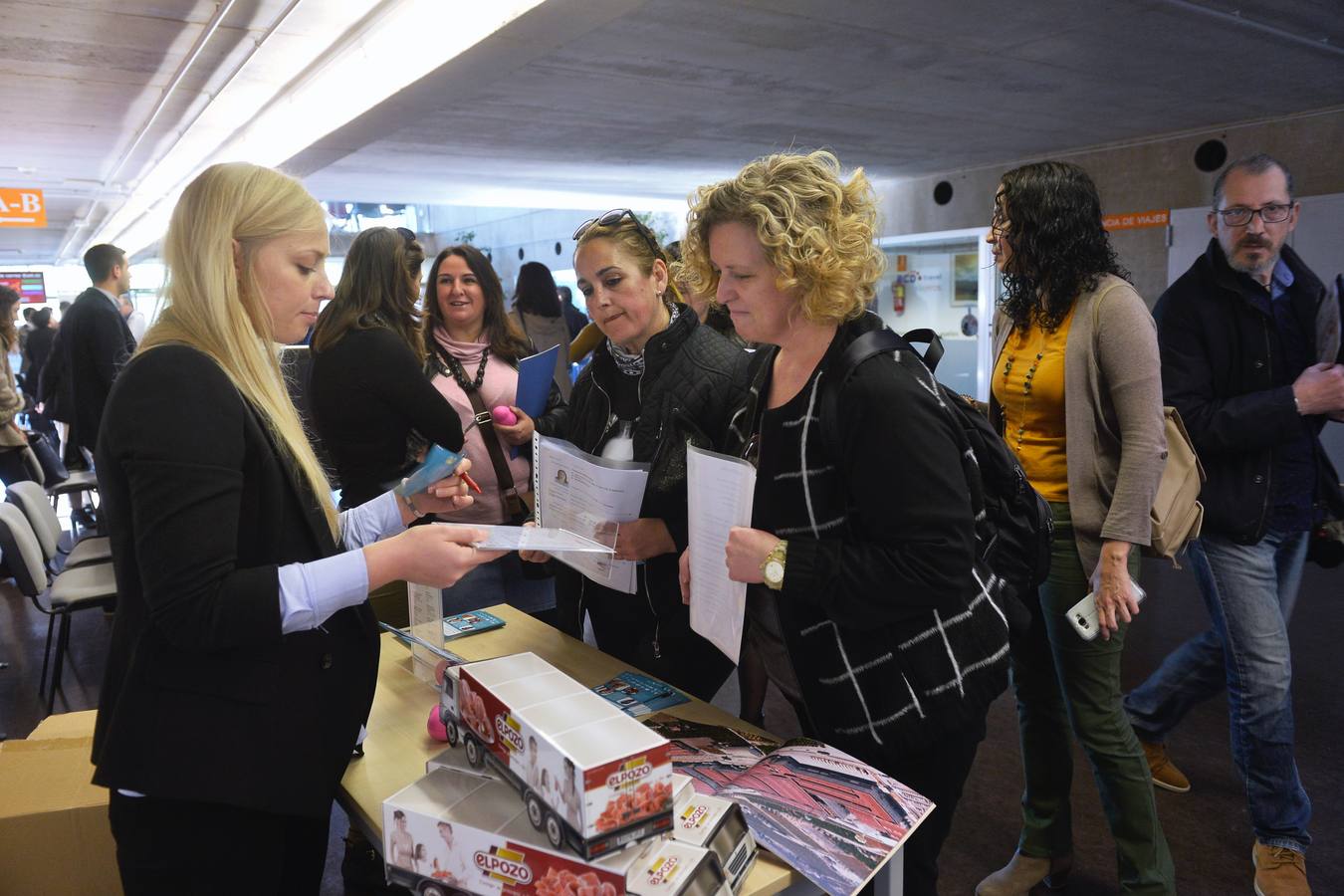 Empresarios, estudiantes y buscadores de empleo, en la feria celebrada ayer en la Facultad de Economía de la UMU.