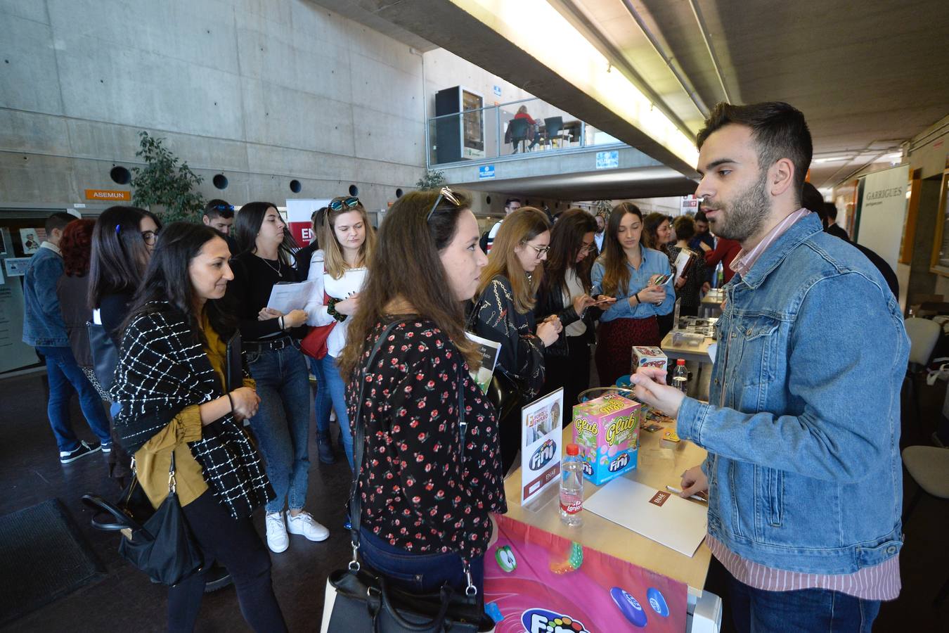 Empresarios, estudiantes y buscadores de empleo, en la feria celebrada ayer en la Facultad de Economía de la UMU.