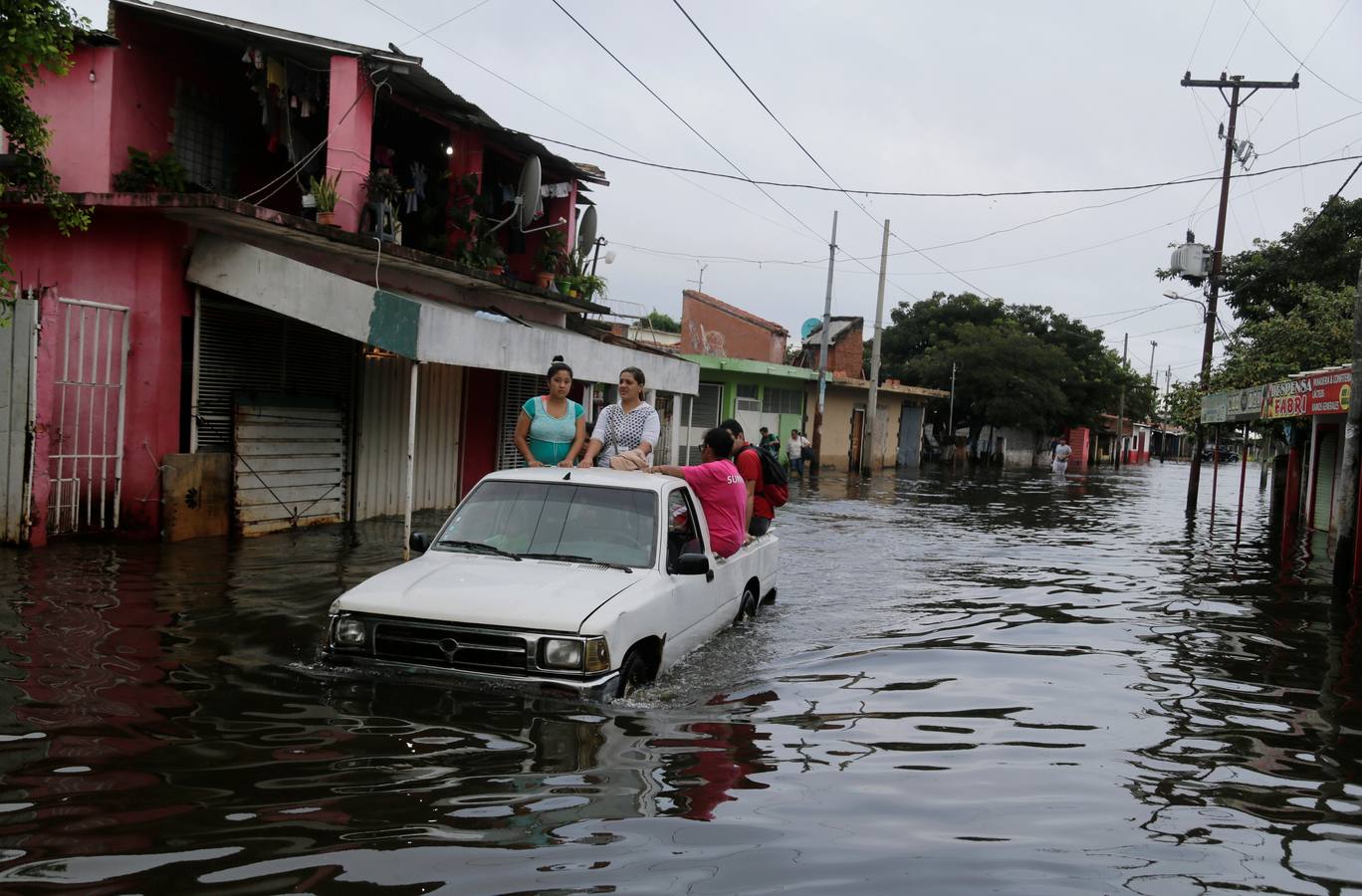 Los habitantes del Bañado Sur, una de las zonas de Asunción golpeadas por las inundaciones del río Paraguay, desconfían de las soluciones del Gobierno ante este problema cíclico, que ha obligado a unas 2.000 familias a dejar sus hogares y a la Junta Municipal a declarar el estado de emergencia.