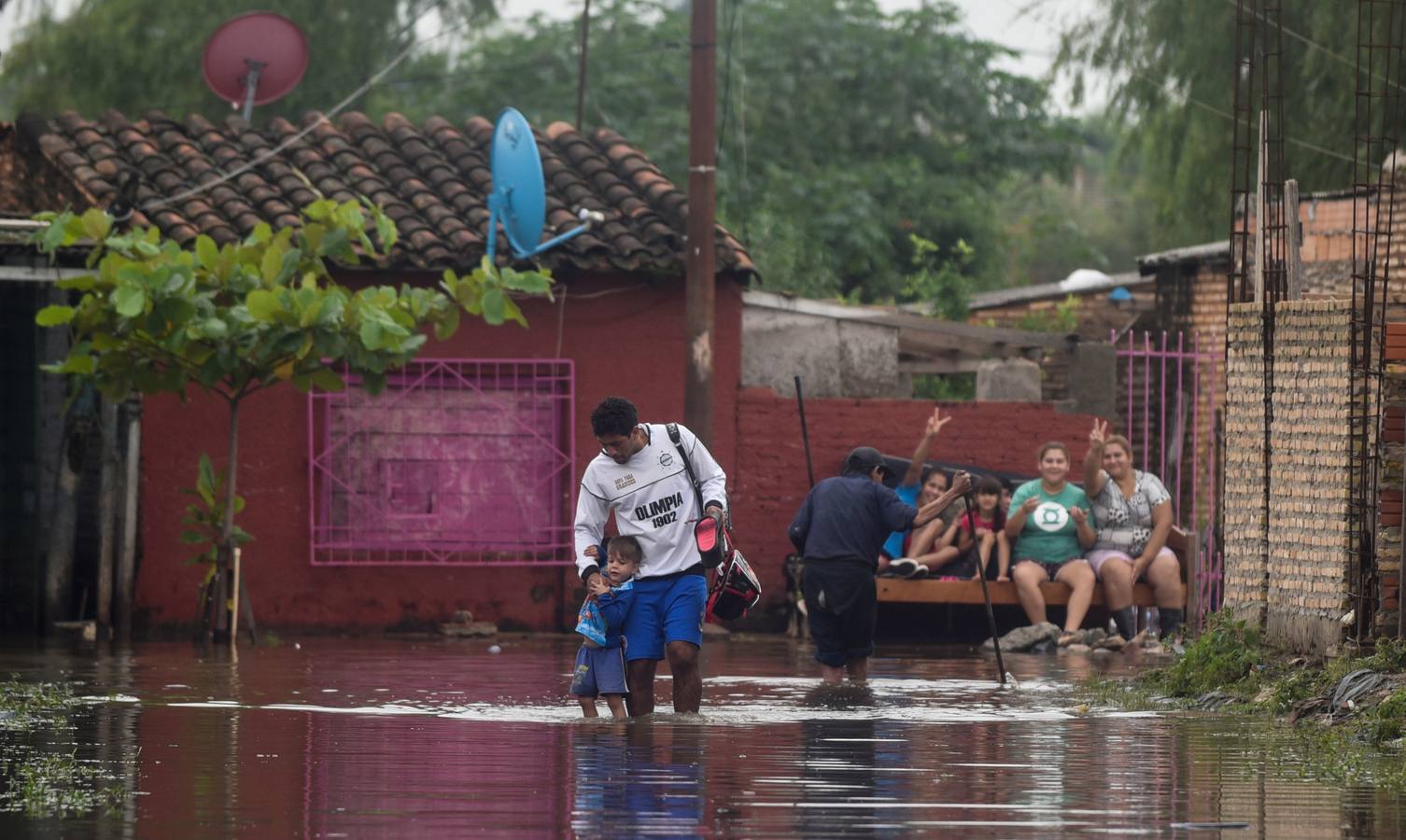 Los habitantes del Bañado Sur, una de las zonas de Asunción golpeadas por las inundaciones del río Paraguay, desconfían de las soluciones del Gobierno ante este problema cíclico, que ha obligado a unas 2.000 familias a dejar sus hogares y a la Junta Municipal a declarar el estado de emergencia.