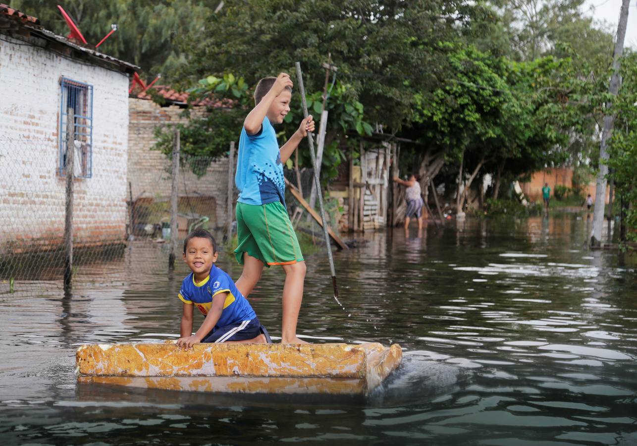 Los habitantes del Bañado Sur, una de las zonas de Asunción golpeadas por las inundaciones del río Paraguay, desconfían de las soluciones del Gobierno ante este problema cíclico, que ha obligado a unas 2.000 familias a dejar sus hogares y a la Junta Municipal a declarar el estado de emergencia.