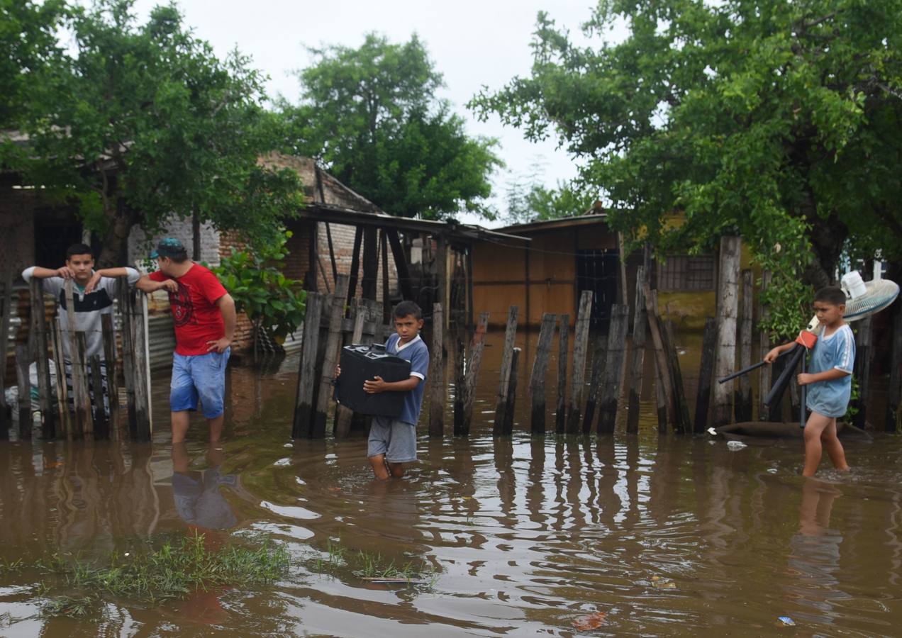 Los habitantes del Bañado Sur, una de las zonas de Asunción golpeadas por las inundaciones del río Paraguay, desconfían de las soluciones del Gobierno ante este problema cíclico, que ha obligado a unas 2.000 familias a dejar sus hogares y a la Junta Municipal a declarar el estado de emergencia.