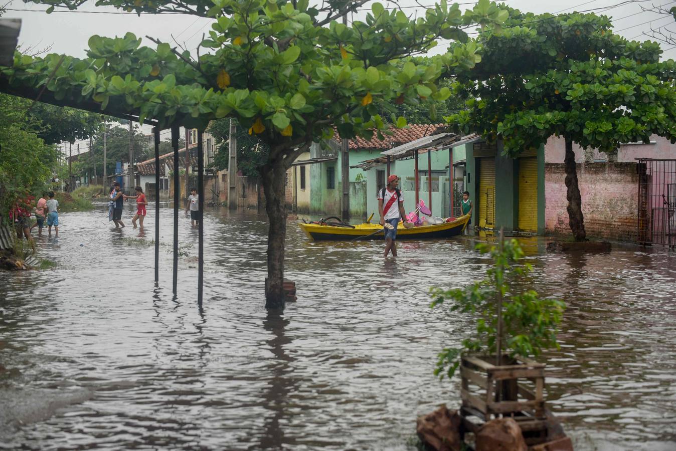 Los habitantes del Bañado Sur, una de las zonas de Asunción golpeadas por las inundaciones del río Paraguay, desconfían de las soluciones del Gobierno ante este problema cíclico, que ha obligado a unas 2.000 familias a dejar sus hogares y a la Junta Municipal a declarar el estado de emergencia.