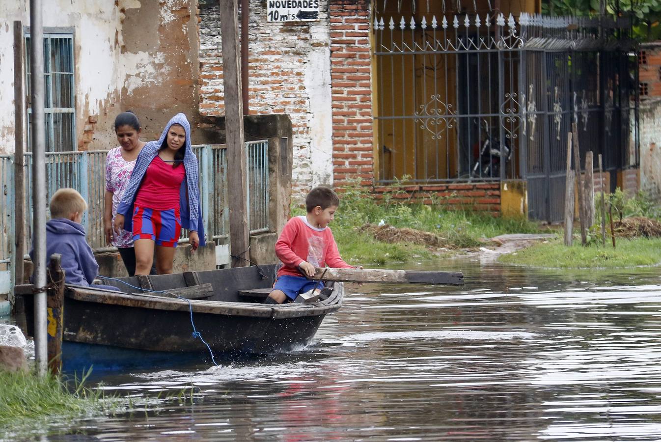 Los habitantes del Bañado Sur, una de las zonas de Asunción golpeadas por las inundaciones del río Paraguay, desconfían de las soluciones del Gobierno ante este problema cíclico, que ha obligado a unas 2.000 familias a dejar sus hogares y a la Junta Municipal a declarar el estado de emergencia.