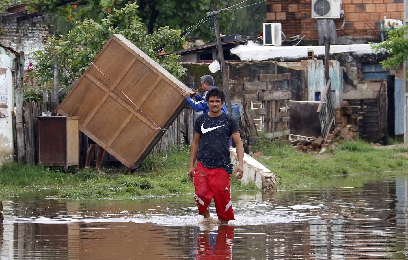 Los habitantes del Bañado Sur, una de las zonas de Asunción golpeadas por las inundaciones del río Paraguay, desconfían de las soluciones del Gobierno ante este problema cíclico, que ha obligado a unas 2.000 familias a dejar sus hogares y a la Junta Municipal a declarar el estado de emergencia.