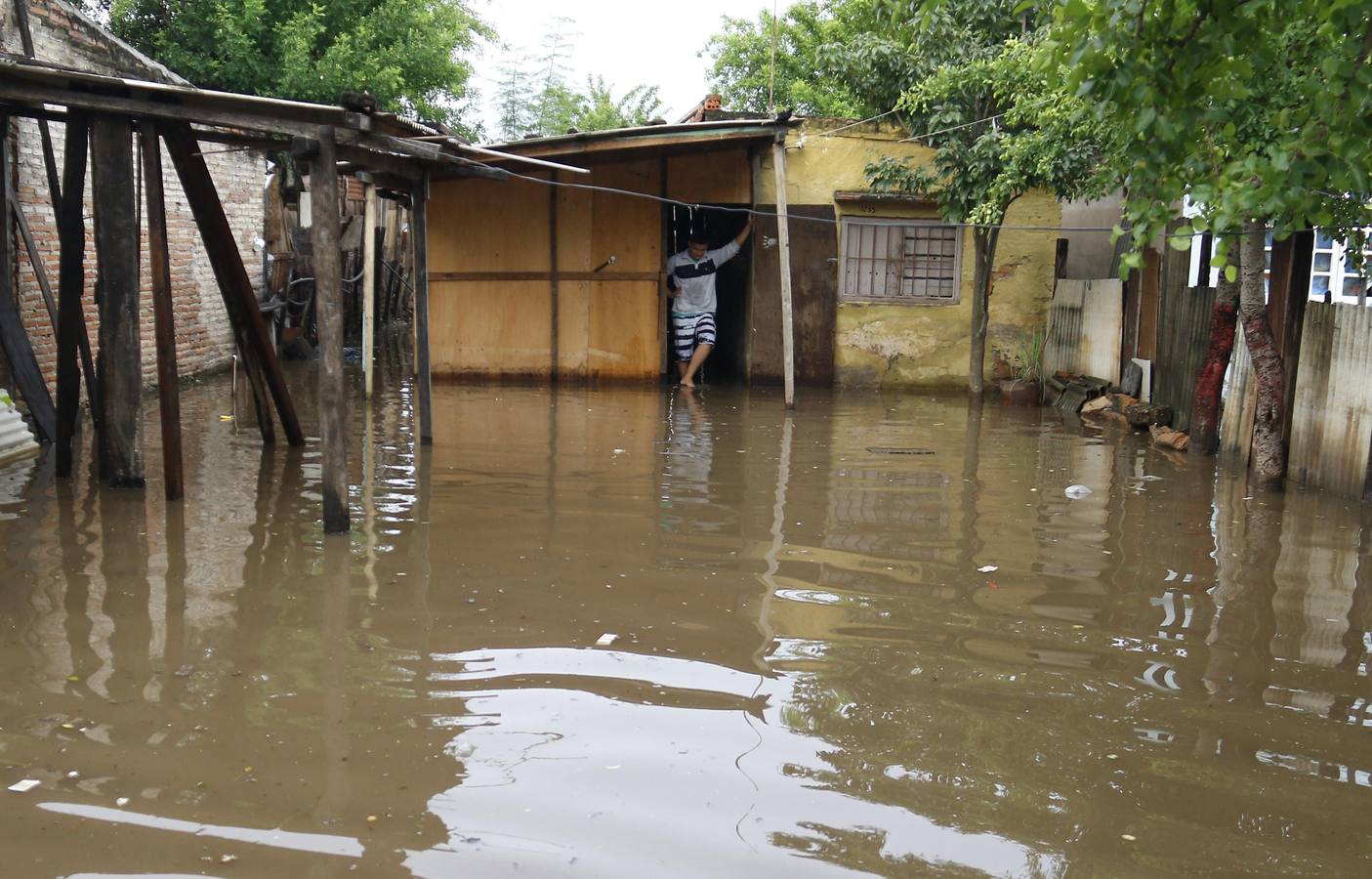 Los habitantes del Bañado Sur, una de las zonas de Asunción golpeadas por las inundaciones del río Paraguay, desconfían de las soluciones del Gobierno ante este problema cíclico, que ha obligado a unas 2.000 familias a dejar sus hogares y a la Junta Municipal a declarar el estado de emergencia.