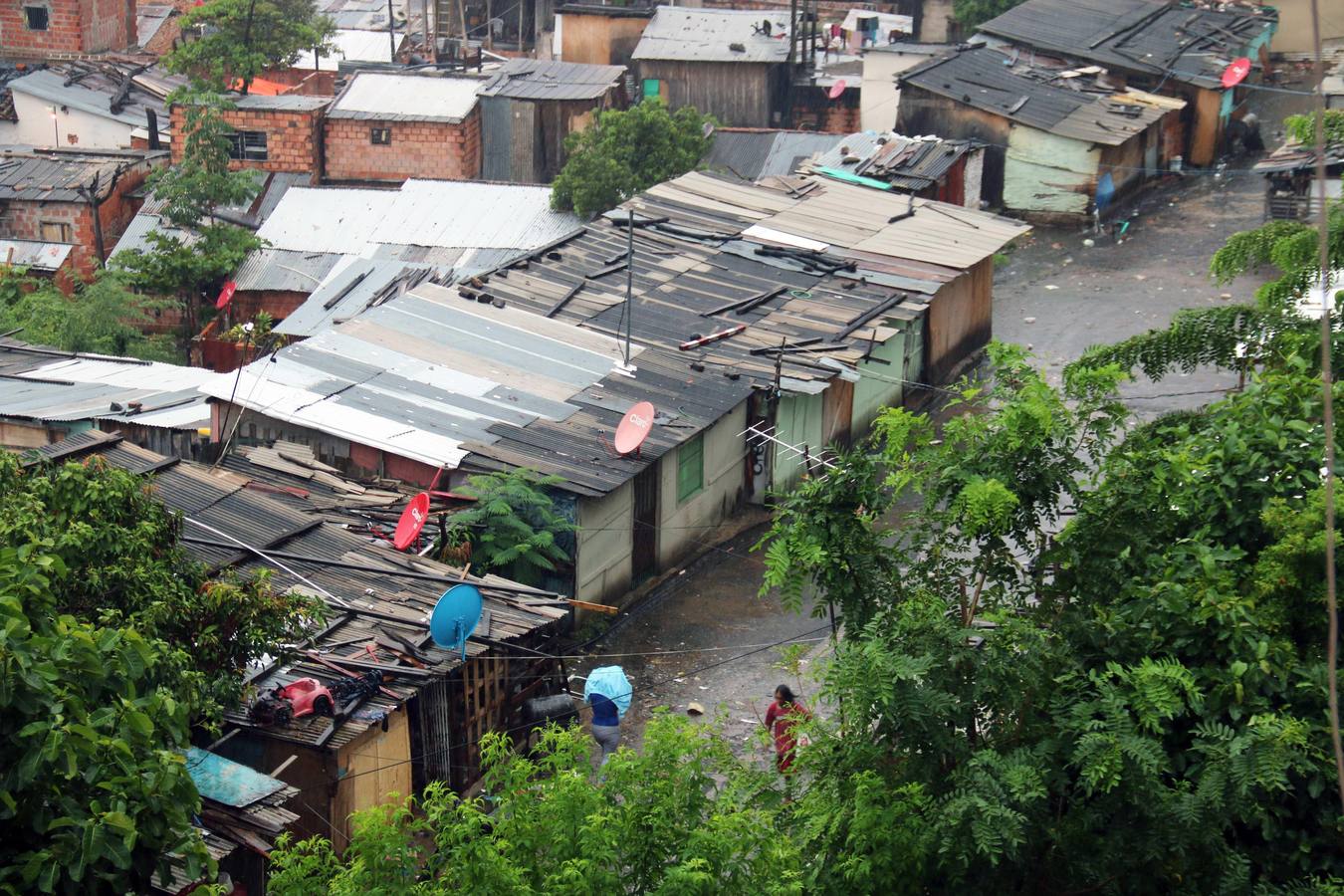 Los habitantes del Bañado Sur, una de las zonas de Asunción golpeadas por las inundaciones del río Paraguay, desconfían de las soluciones del Gobierno ante este problema cíclico, que ha obligado a unas 2.000 familias a dejar sus hogares y a la Junta Municipal a declarar el estado de emergencia.