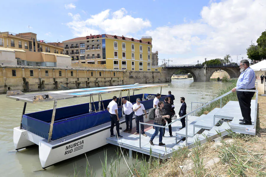 El barco, que recorrió anteriormente las aguas del Retiro madrileño, tiene una capacidad para 40 personas y ofrece rutas turísticas por 2,5 euros