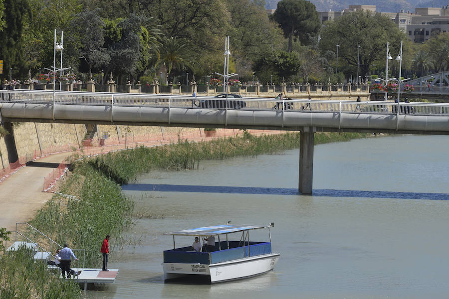 El barco, que recorrió anteriormente las aguas del Retiro madrileño, tiene una capacidad para 40 personas y ofrece rutas turísticas por 2,5 euros