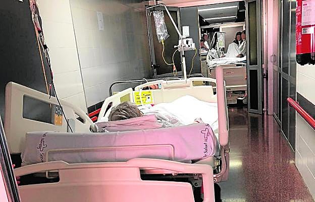 Camas en un pasillo del servicio de Urgencias La Arrixaca, ayer. 