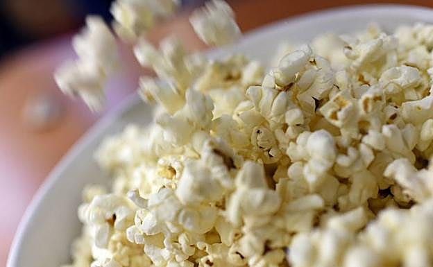 ¿Por qué hay que poner un lado de las palomitas hacia arriba en el microondas?