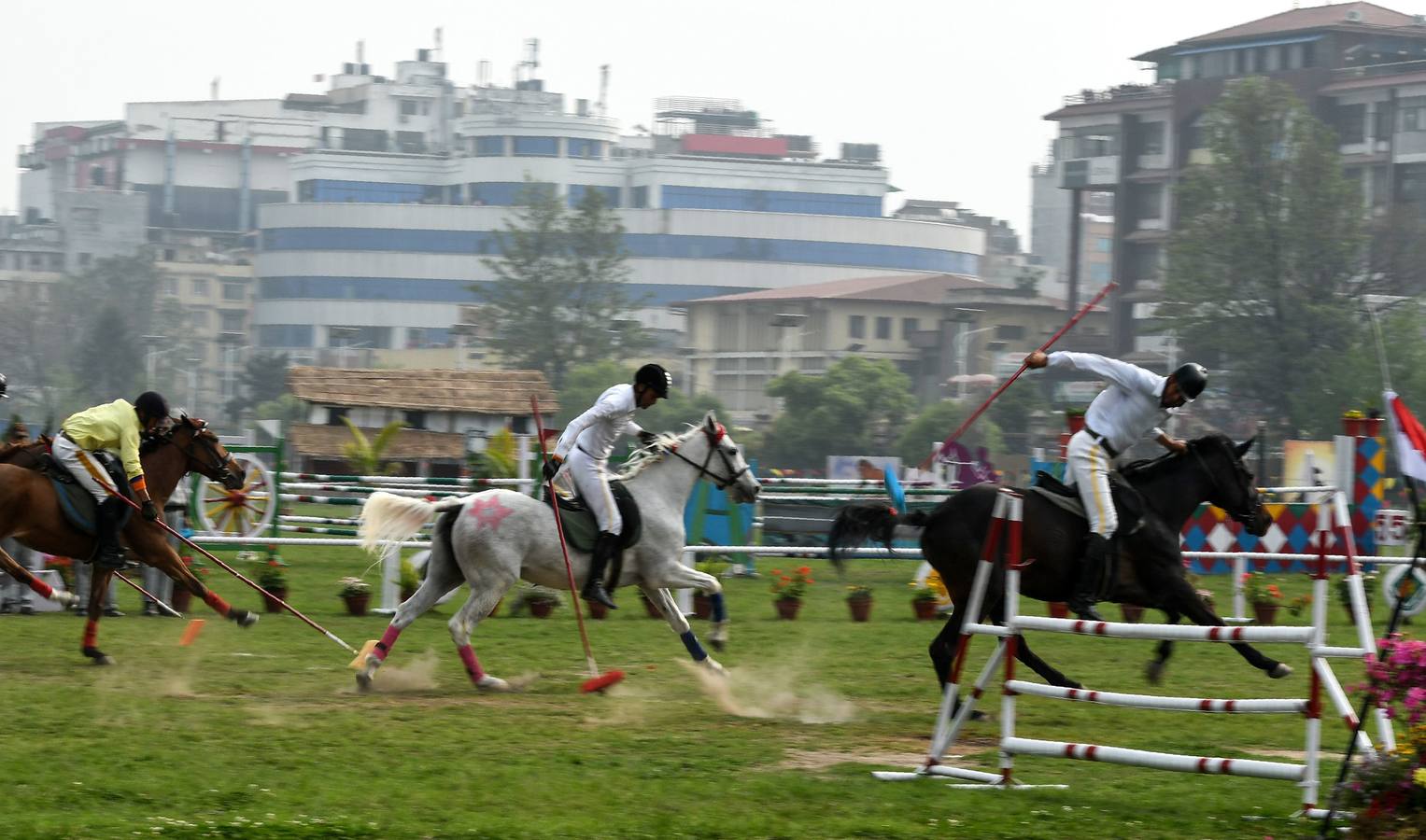 Celebración del tradicional festival hípico Ghode Jatra en Katmandú (Nepal). Este evento lo organiza el Ejército nepalés para alejar a los demonios. Miles de ciudadanos de todo el país asisten al festival.