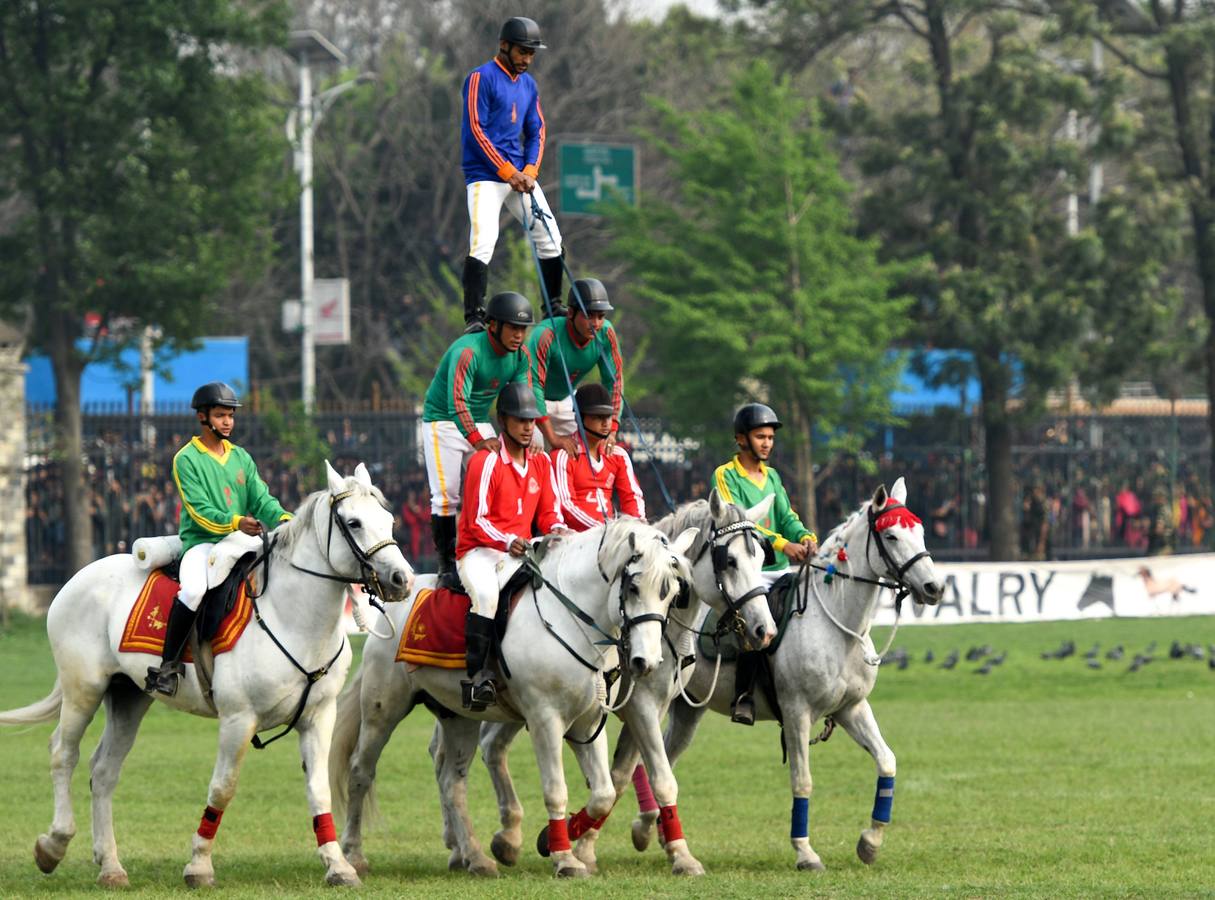 Celebración del tradicional festival hípico Ghode Jatra en Katmandú (Nepal). Este evento lo organiza el Ejército nepalés para alejar a los demonios. Miles de ciudadanos de todo el país asisten al festival.