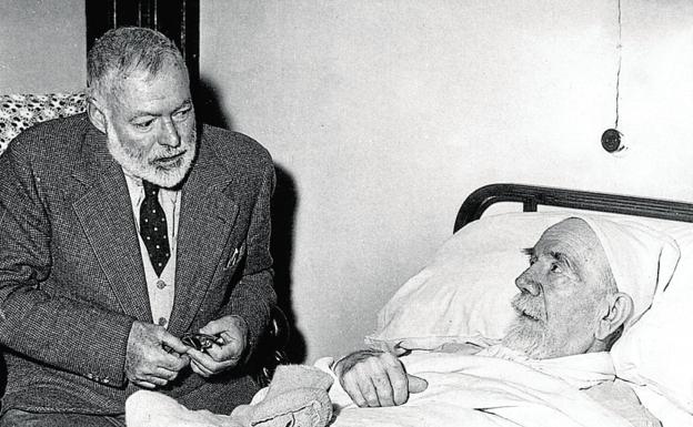 Imagen principal - Ernest Hemingway visitando a Pío Baroja en 1956, en su lecho de muerte. Pío Baroja, en la huerta de Itzea, con su madre, Carmen Nessi, y su hermana Carmen Baroja -en la imagen con sus hijos Julio y Ricardo Caro-. Las manos del autor de 'El árbol de la ciencia' (1911). 