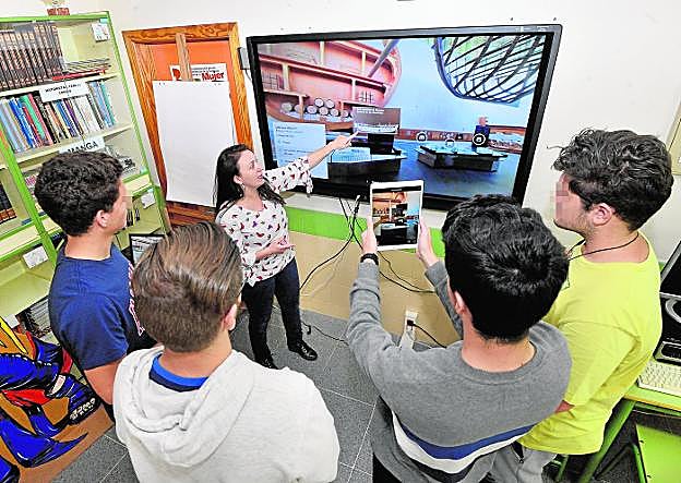 La coordinadora de Altas Capacidades del IES Alcántara, Carmen Ruiz, ganadora del primer premio José Echegaray a la Gestión del Talento, con el grupo de alumnos que van a crear contenidos para el Museo Arqueológico de Murcia: Jacobo Rubete, Javier Cano, Javier Alcaraz y Hugo Martínez, de 1º de Bachillerato de Investigación. 