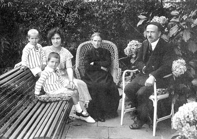 Imagen secundaria 1 - Ernest Hemingway visitando a Pío Baroja en 1956, en su lecho de muerte. Pío Baroja, en la huerta de Itzea, con su madre, Carmen Nessi, y su hermana Carmen Baroja -en la imagen con sus hijos Julio y Ricardo Caro-. Las manos del autor de 'El árbol de la ciencia' (1911). 