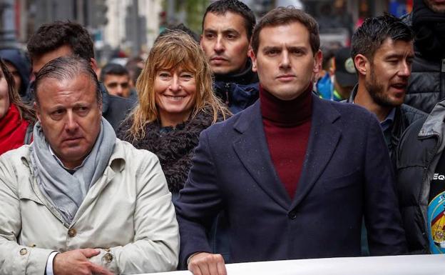 Albert Rivera (decha), en la manifestación de policías y guardias civiles, en Madrid.