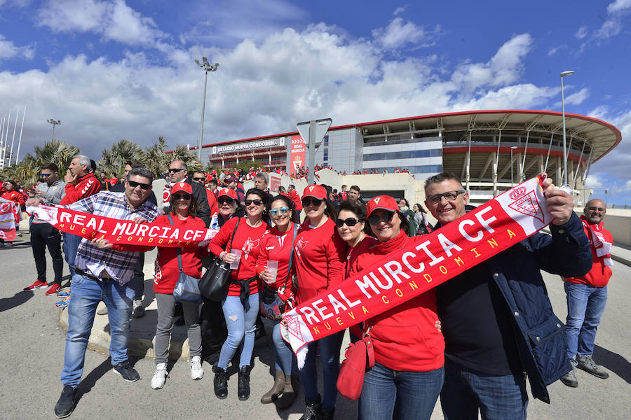 La afición grana arropó a su equipo a la salida de Nueva Condomina