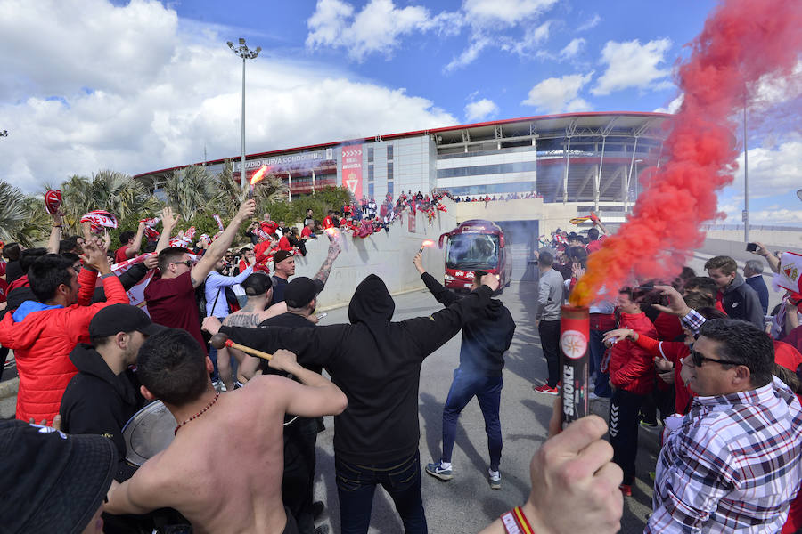 La afición grana arropó a su equipo a la salida de Nueva Condomina
