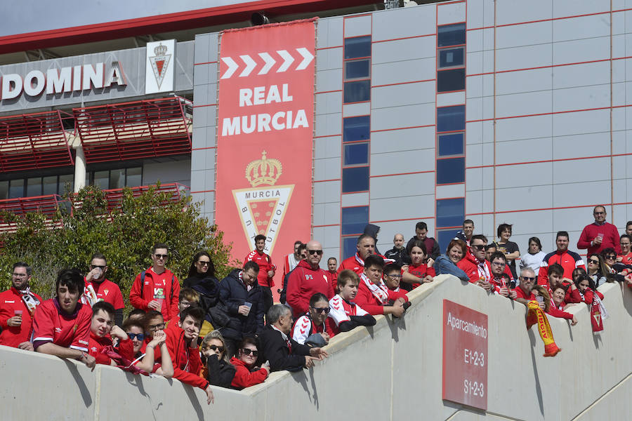 La afición grana arropó a su equipo a la salida de Nueva Condomina