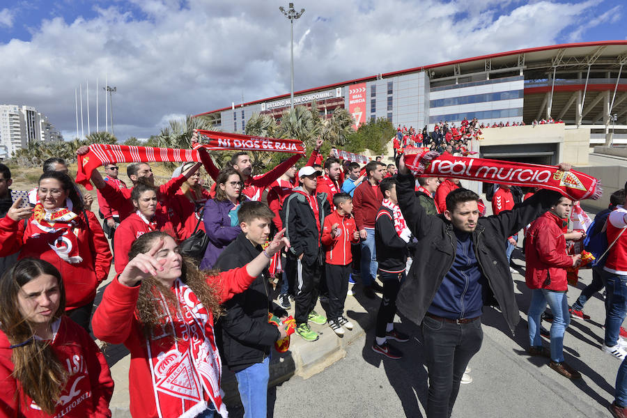 La afición grana arropó a su equipo a la salida de Nueva Condomina