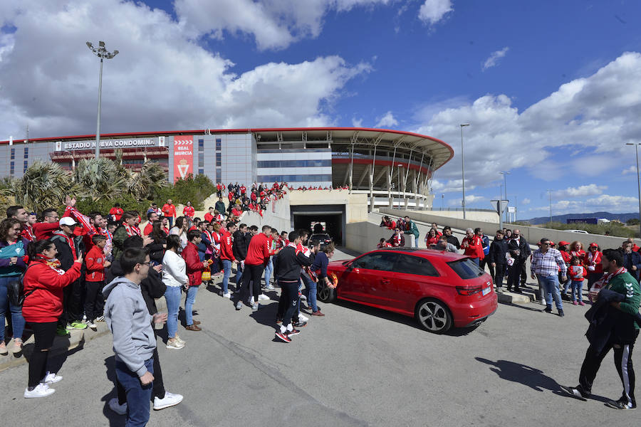 La afición grana arropó a su equipo a la salida de Nueva Condomina