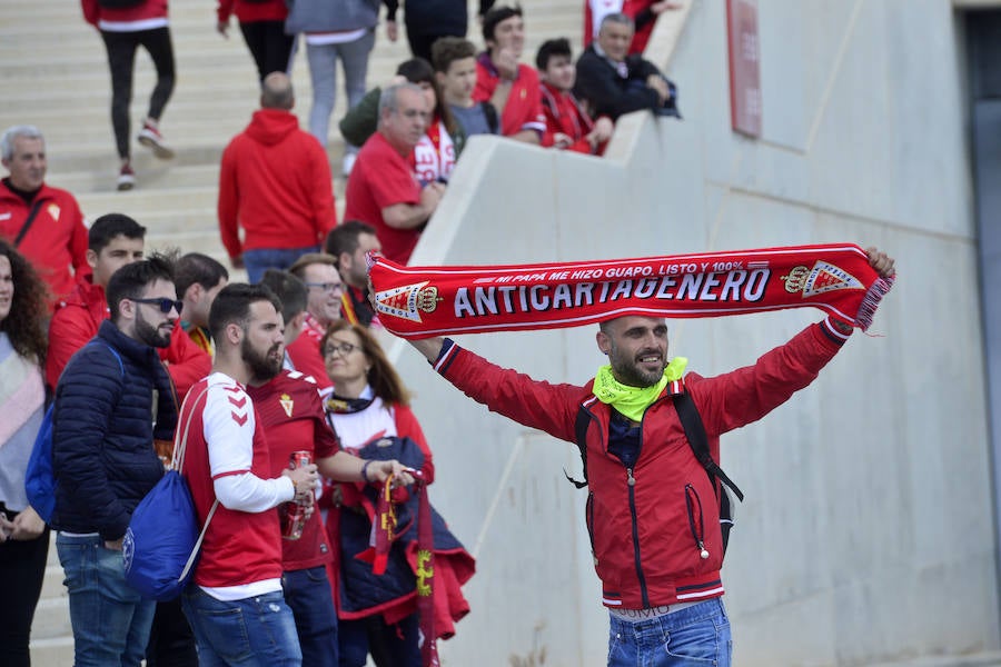 La afición grana arropó a su equipo a la salida de Nueva Condomina