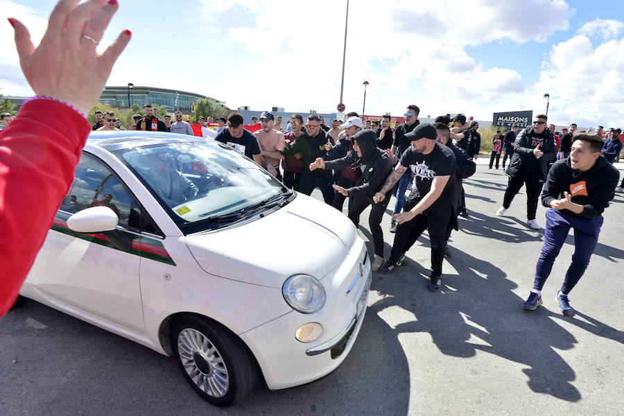 La afición grana arropó a su equipo a la salida de Nueva Condomina