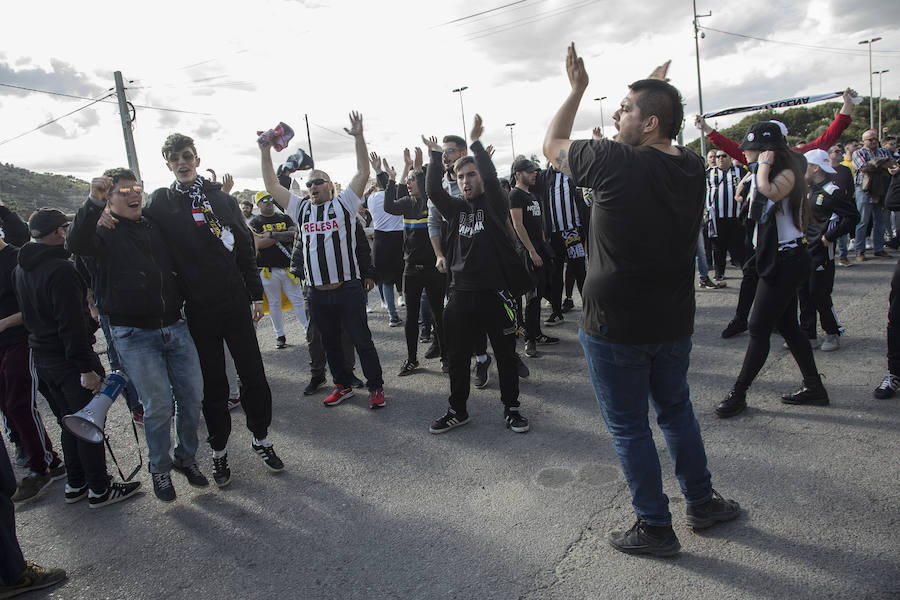 Los cánticos enfrentados de albinegros y granas protagonizan la previa del partido en el Cartagonova