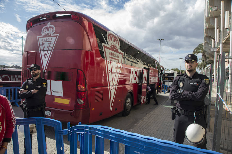 Los cánticos enfrentados de albinegros y granas protagonizan la previa del partido en el Cartagonova