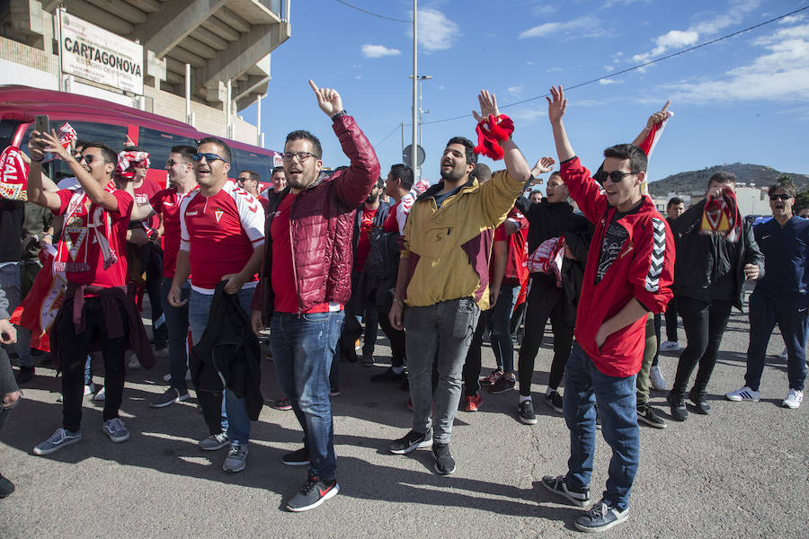Los cánticos enfrentados de albinegros y granas protagonizan la previa del partido en el Cartagonova
