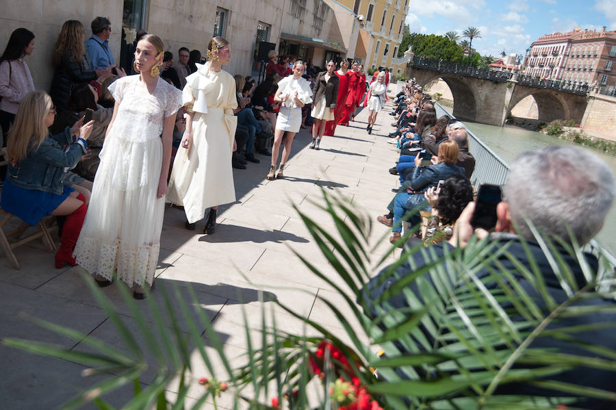 La terraza de los Molinos del Río, junto al cauce del Segura, acogió en la mañana de este domingo el desfile de la última colección de la diseñadora María Lafuente