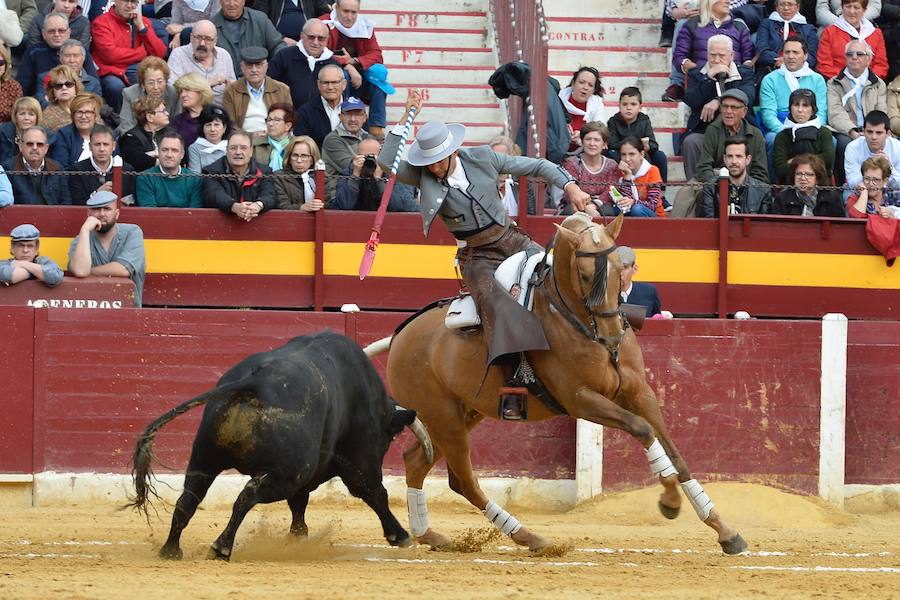 El festival de la AECC celebra su XXV edición con un gran espectáculo. Trece orejas y tres rabos en un festejo de alto nivel artístico