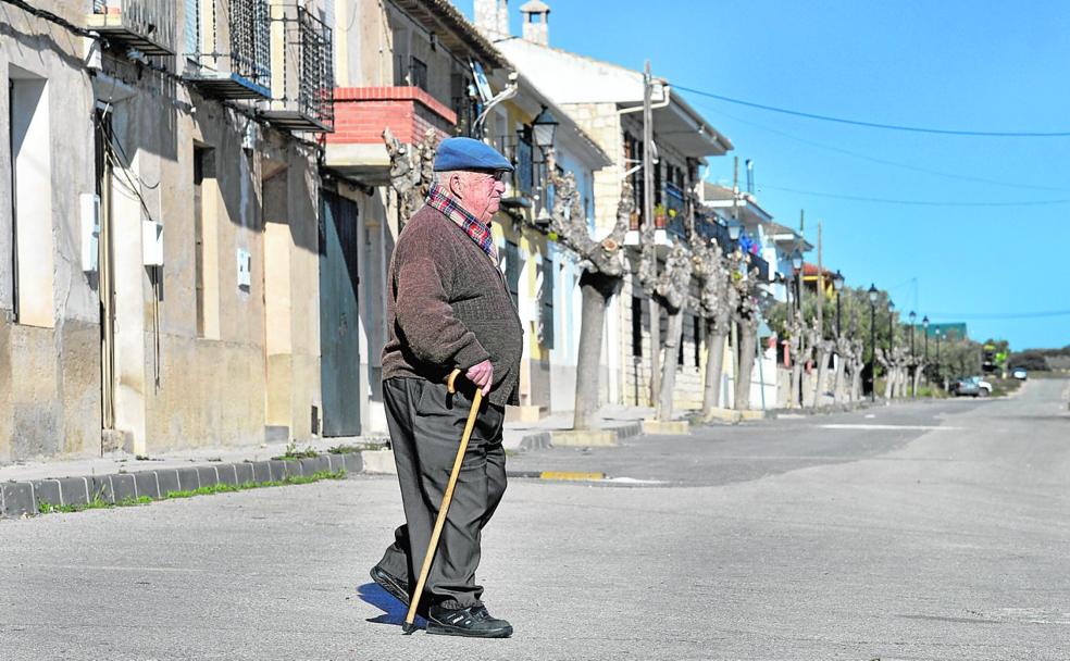 Cañada de la Cruz. Ramón Vázquez, uno de los vecinos más mayores del pueblo, pasea por una de las calles principales. 