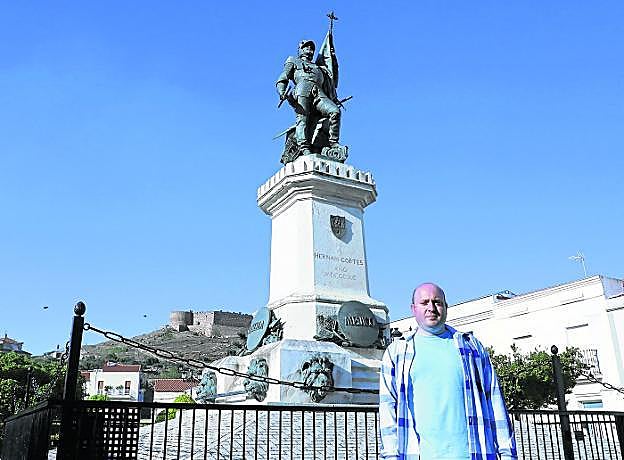 Daniel Cortés posa en Medellín (Badajoz) ante la estatua de su lejano pariente Hernán Cortés, que preside la plaza principal desde 1890. 