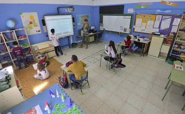 Galería. El colegio de Casas Nuevas reúne a siete niños de edades diferentes. 