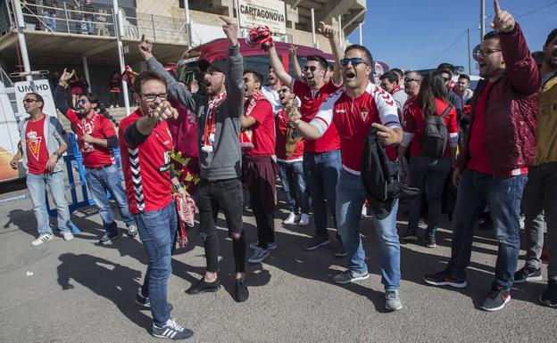 Aficionados de ambos equipos en la previa del derbi.