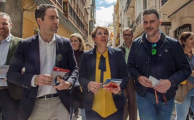 El secretario general nacional del PP, Teodoro García Egea (2I), junto a la candidata por la Región de Murcia, Noelia Arroyo (c), pasea por las calles de Cartagena. 