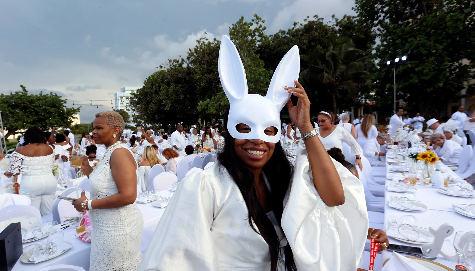 Unos 500 comensales de diversos países participan por primera vez en «Le Dîner en Blanc» (La cena en blanco), celebrada en el jardín de un céntrico hotel, en La Habana (Cuba).