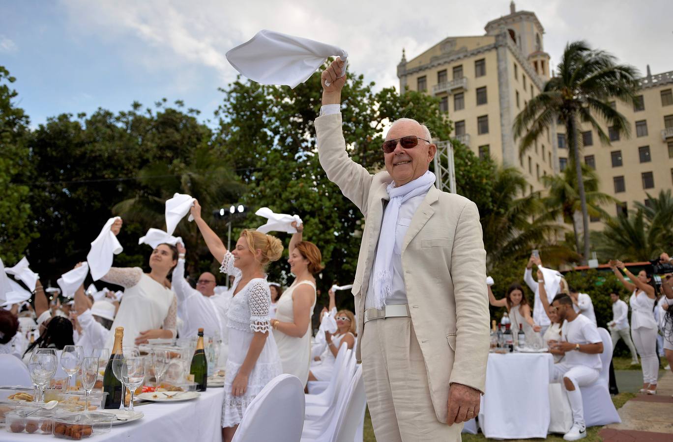 Unos 500 comensales de diversos países participan por primera vez en «Le Dîner en Blanc» (La cena en blanco), celebrada en el jardín de un céntrico hotel, en La Habana (Cuba).