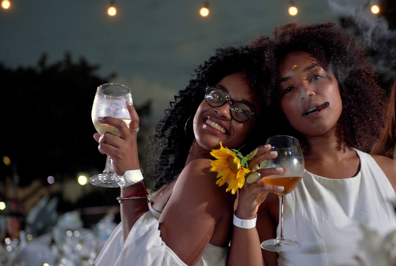 Unos 500 comensales de diversos países participan por primera vez en «Le Dîner en Blanc» (La cena en blanco), celebrada en el jardín de un céntrico hotel, en La Habana (Cuba).
