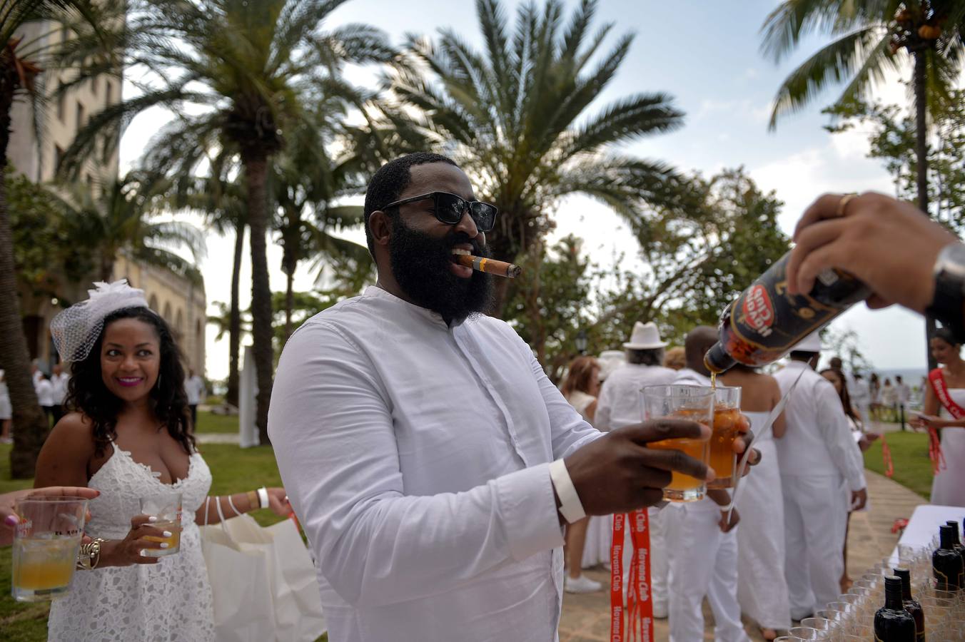 Unos 500 comensales de diversos países participan por primera vez en «Le Dîner en Blanc» (La cena en blanco), celebrada en el jardín de un céntrico hotel, en La Habana (Cuba).