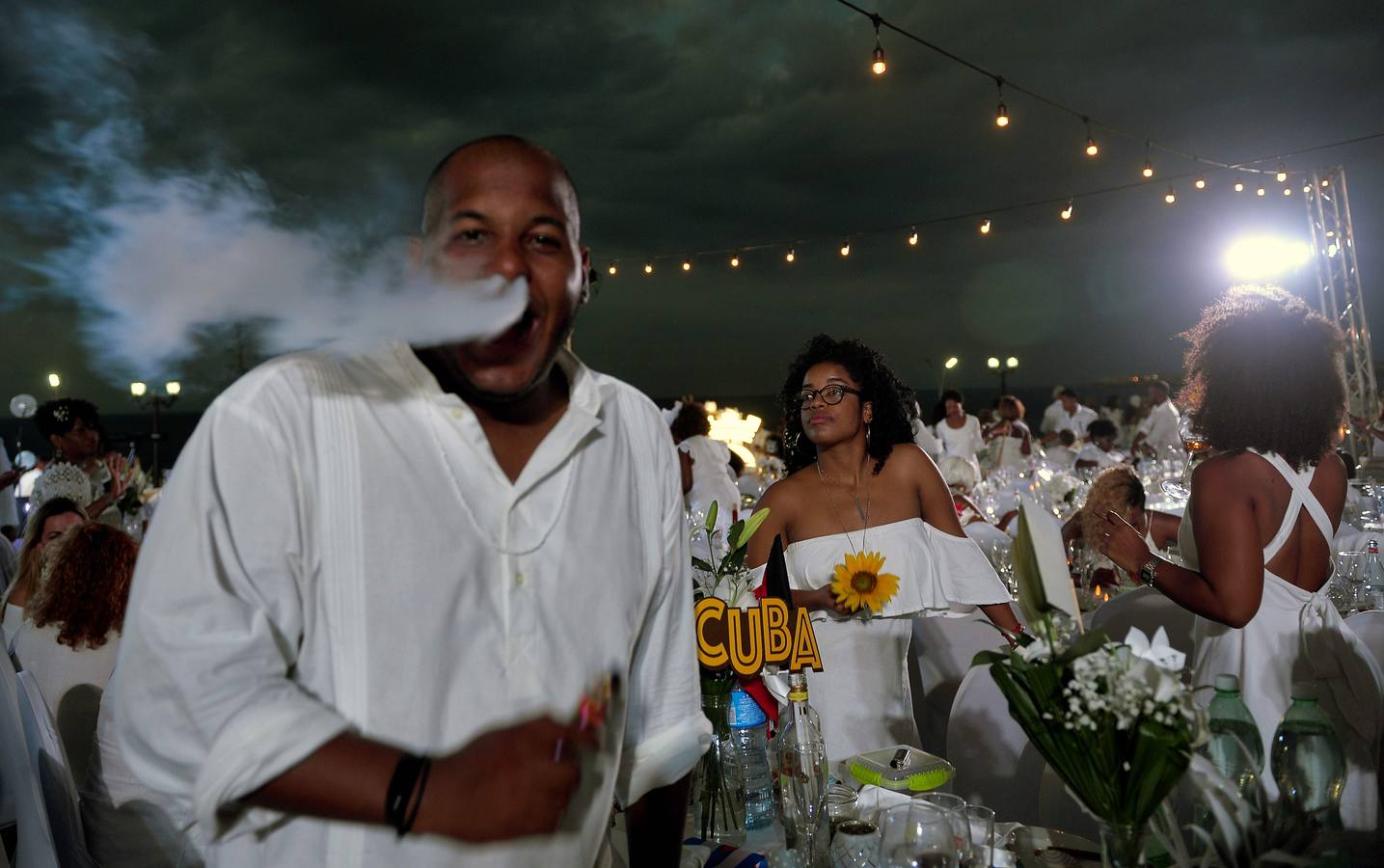 Unos 500 comensales de diversos países participan por primera vez en «Le Dîner en Blanc» (La cena en blanco), celebrada en el jardín de un céntrico hotel, en La Habana (Cuba).