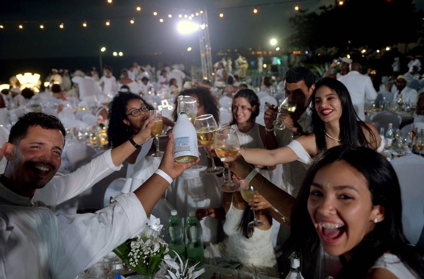 Unos 500 comensales de diversos países participan por primera vez en «Le Dîner en Blanc» (La cena en blanco), celebrada en el jardín de un céntrico hotel, en La Habana (Cuba).