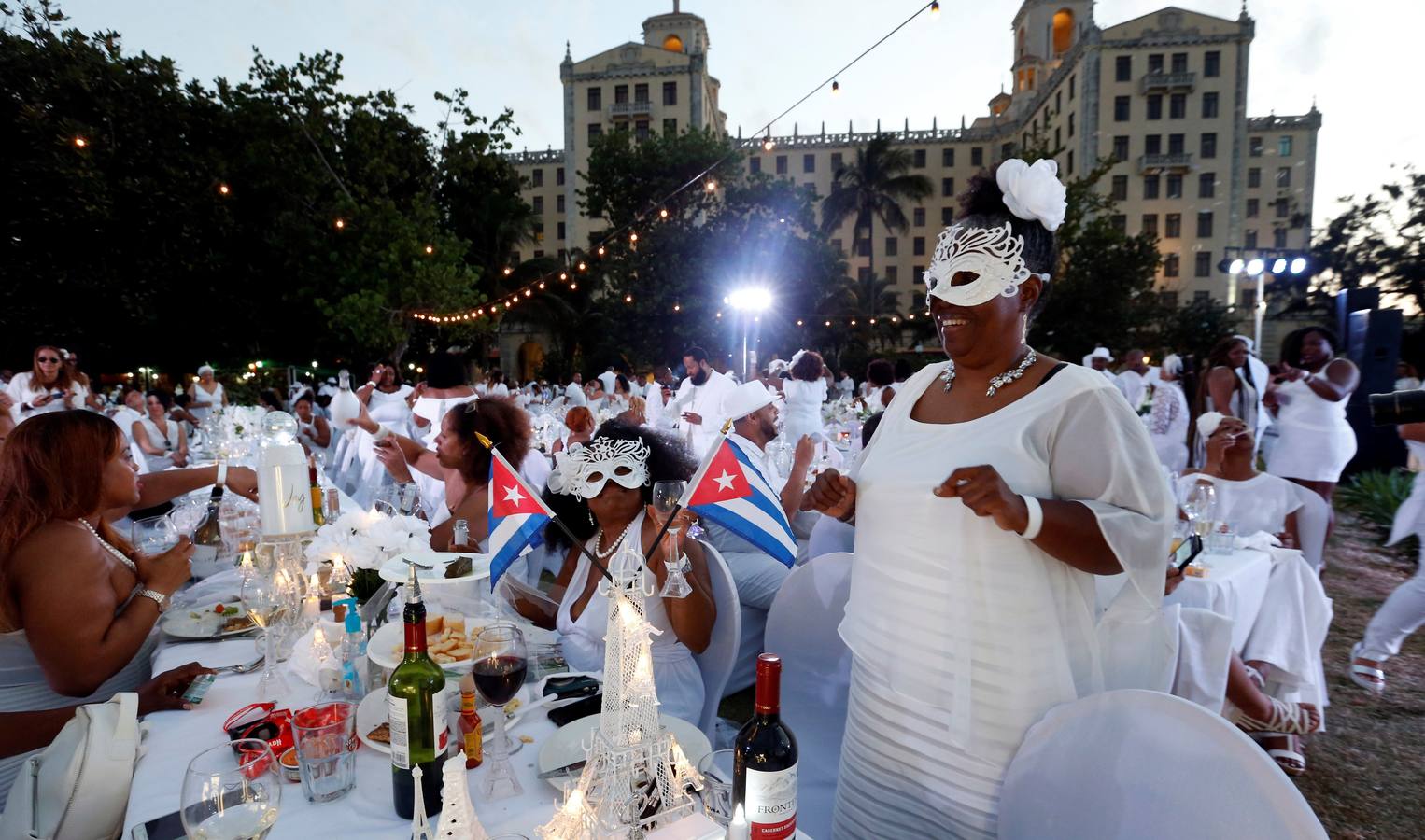 Unos 500 comensales de diversos países participan por primera vez en «Le Dîner en Blanc» (La cena en blanco), celebrada en el jardín de un céntrico hotel, en La Habana (Cuba).