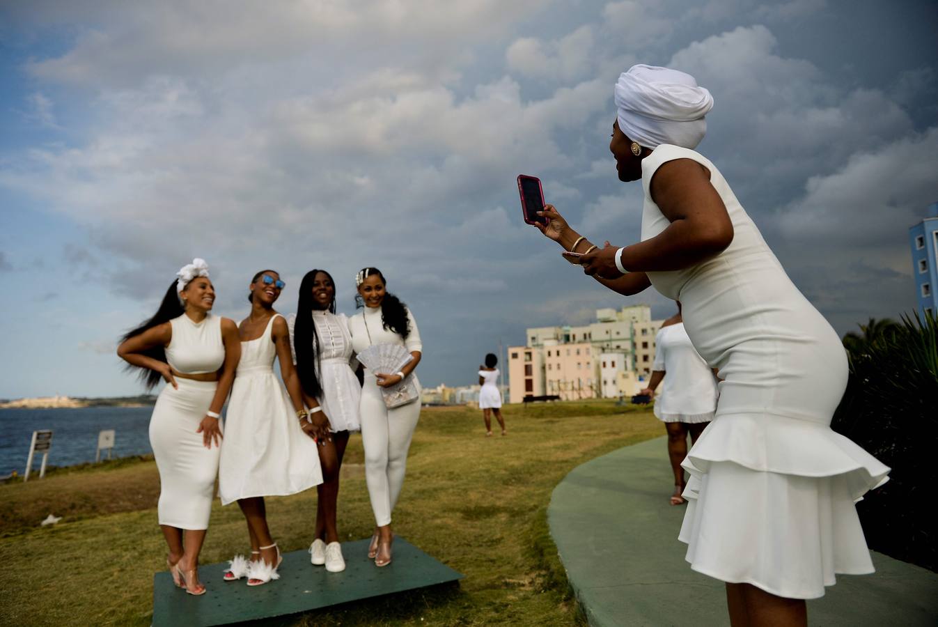 Unos 500 comensales de diversos países participan por primera vez en «Le Dîner en Blanc» (La cena en blanco), celebrada en el jardín de un céntrico hotel, en La Habana (Cuba).