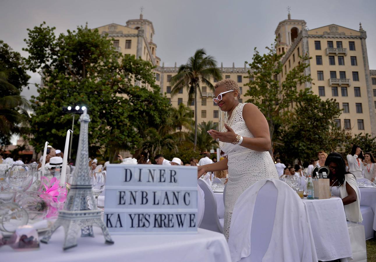 Unos 500 comensales de diversos países participan por primera vez en «Le Dîner en Blanc» (La cena en blanco), celebrada en el jardín de un céntrico hotel, en La Habana (Cuba).