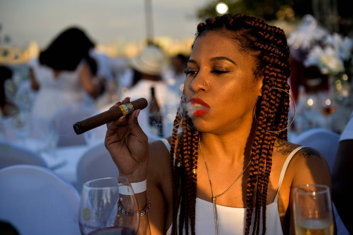 Unos 500 comensales de diversos países participan por primera vez en «Le Dîner en Blanc» (La cena en blanco), celebrada en el jardín de un céntrico hotel, en La Habana (Cuba).